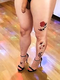 Asian beauty Bees graceful comeback