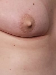 Hei es Sperma auf die kleinen Titte von der sissy